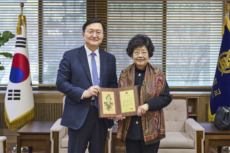 유홍림 총장과 신수정 회장이 기념촬영을 하고 있다.