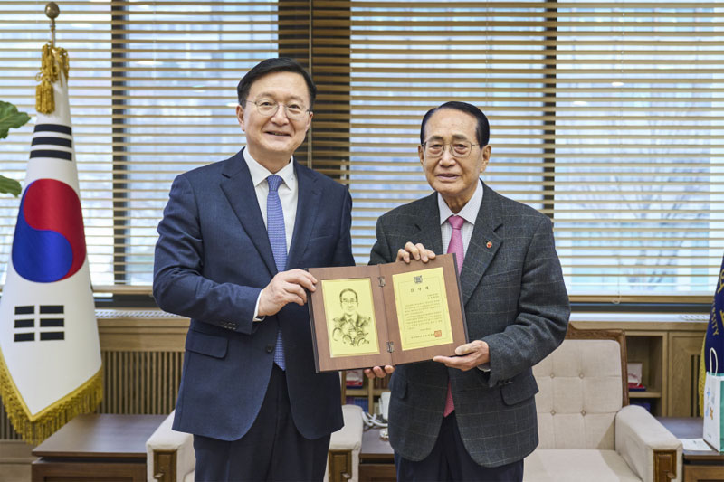 유홍림 총장과 윤용혁 회장이 기념촬영을 하고 있다.