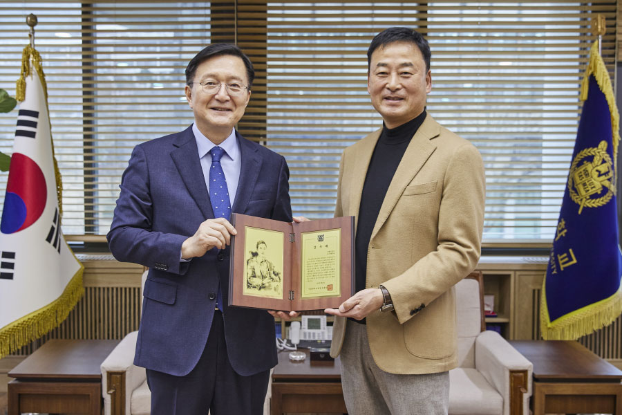 유홍림 총장과 이기형 회장이 기념촬영을 하고 있다.