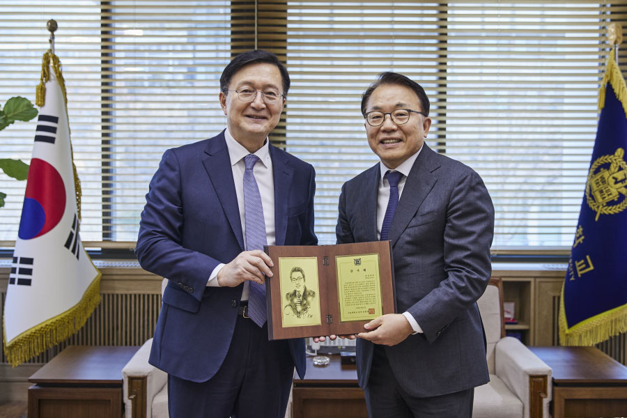 유홍림 총장과 박남규 교수가 기념촬영을 하고 있다.