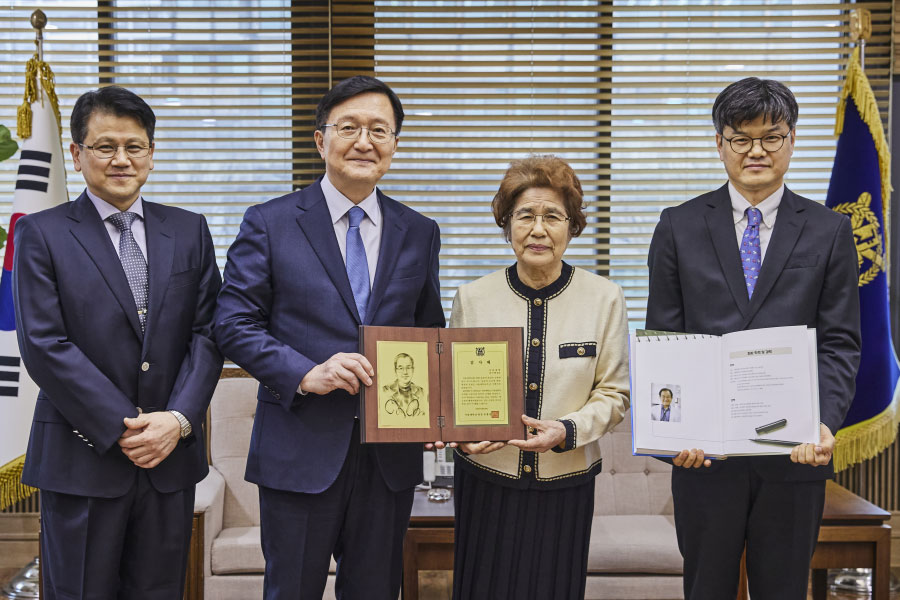 유홍림 총장과 故 강구한 동문 가족이 기념촬영을 하고 있다.