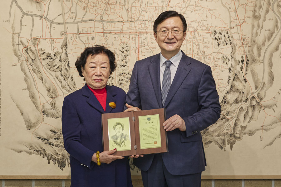 유홍림 총장과 김여심 여사가 기념촬영을 하고 있다.