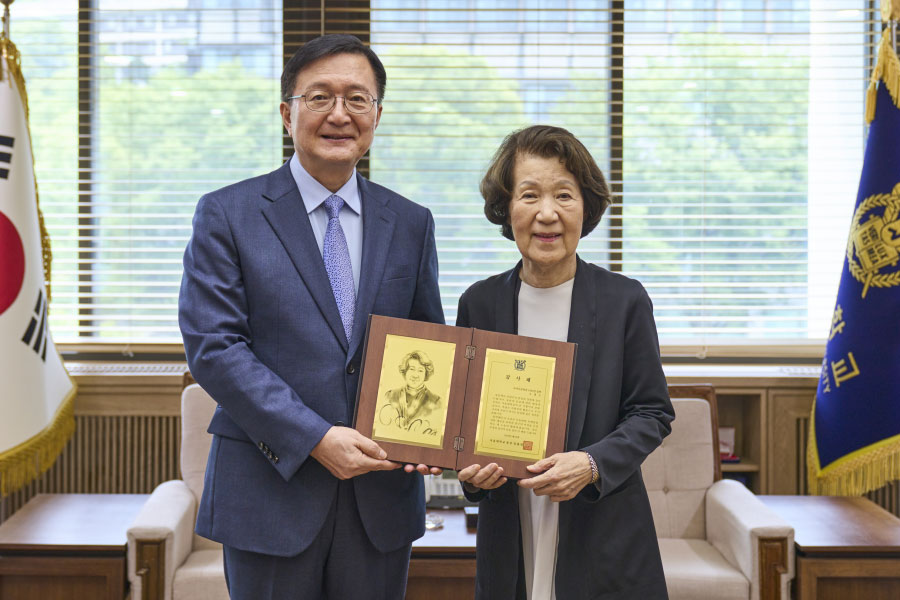 유홍림 총장과 조영수 명예이사장이 기념촬영을 하고 있다.