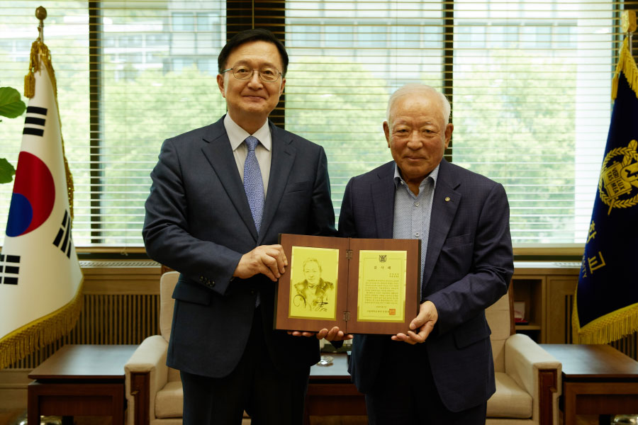 유홍림 총장과 박용철 회장이 기념촬영을 하고 있다.
