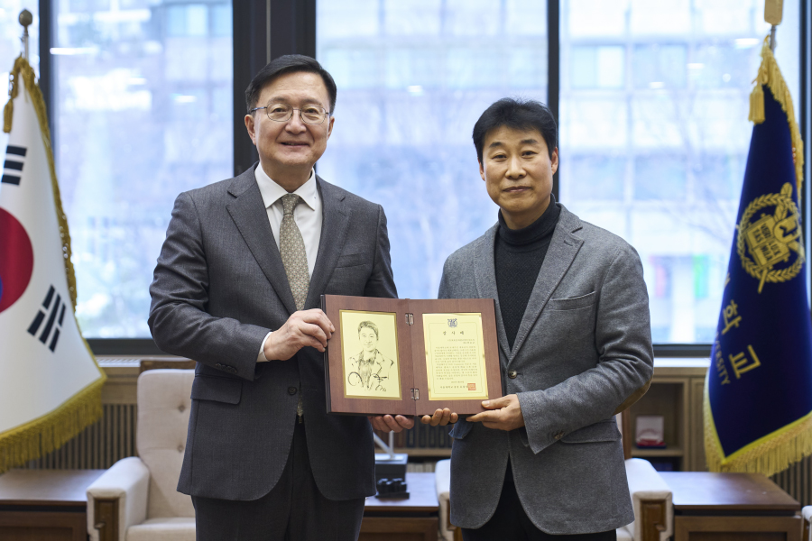 감사패 전달 후 유홍림 총장과 함윤균 대표가 기념 촬영을 하고 있다.