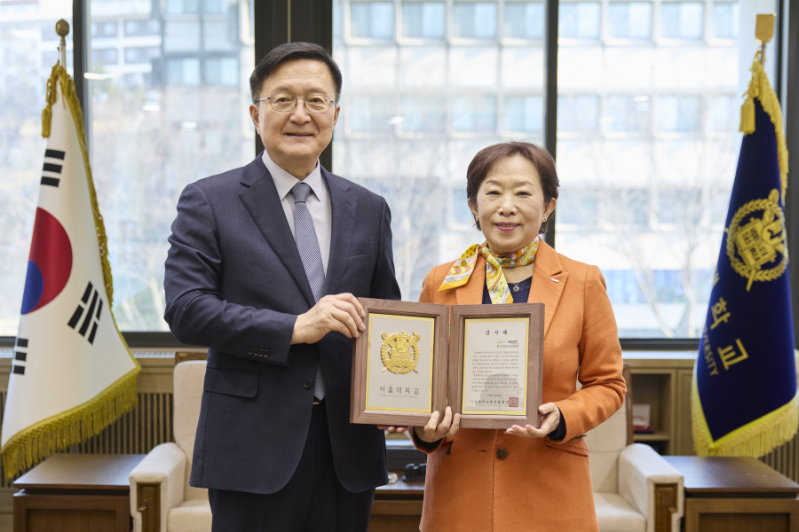 감사패 전달 후 유홍림 총장과 민병주 원장이 기념 촬영을 하고 있다.