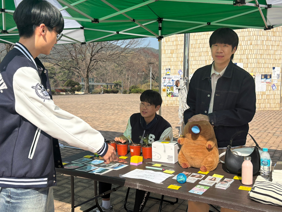 엽서 판매와 함께 진행된 중고 장터