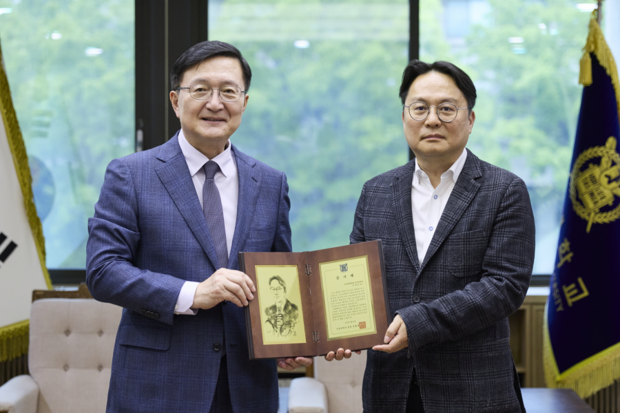 유홍림 총장과 조재진 교수가 기념 촬영을 하고 있다.