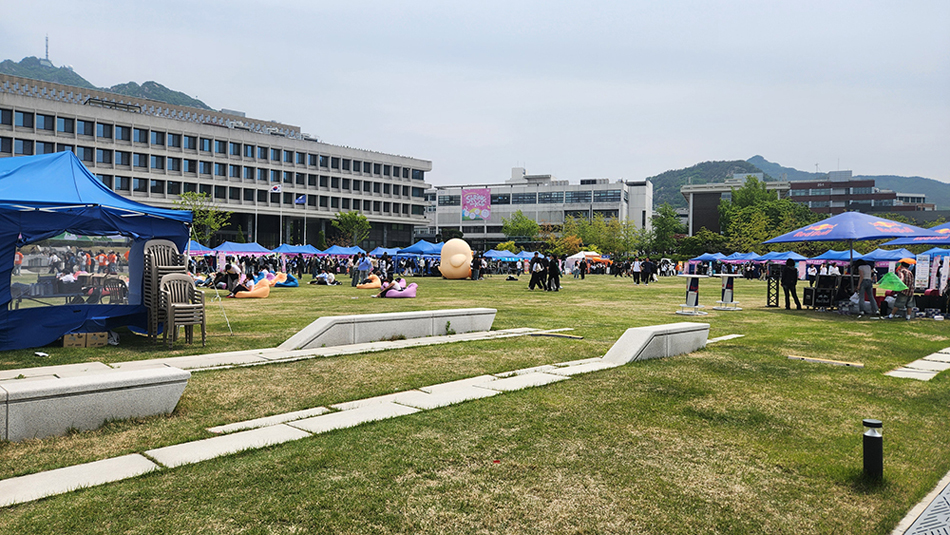 봄 축제 ‘Spring-kle’이 한창인 잔디광장