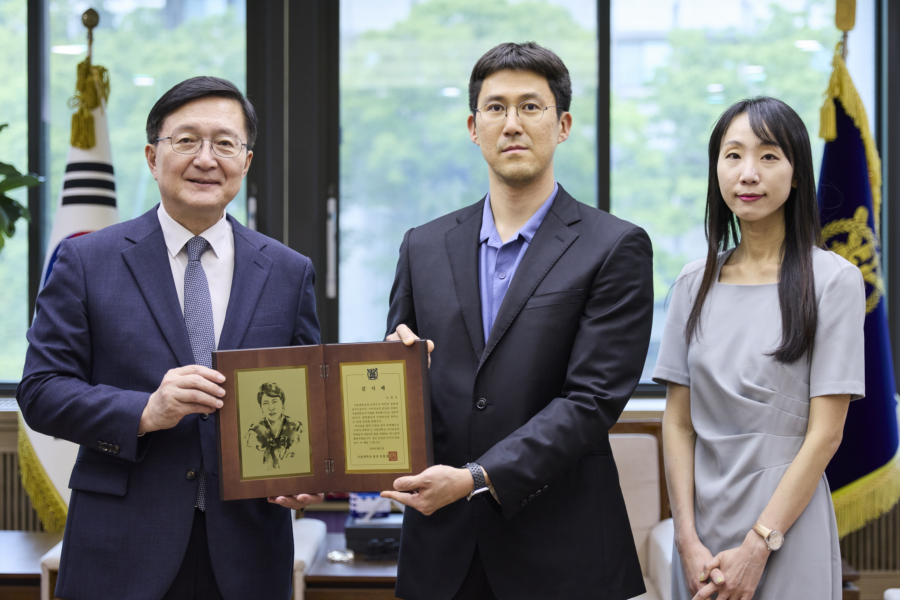 유홍림 총장과 오탁근 우신영 부부가 기념 촬영을 하고 있다.
