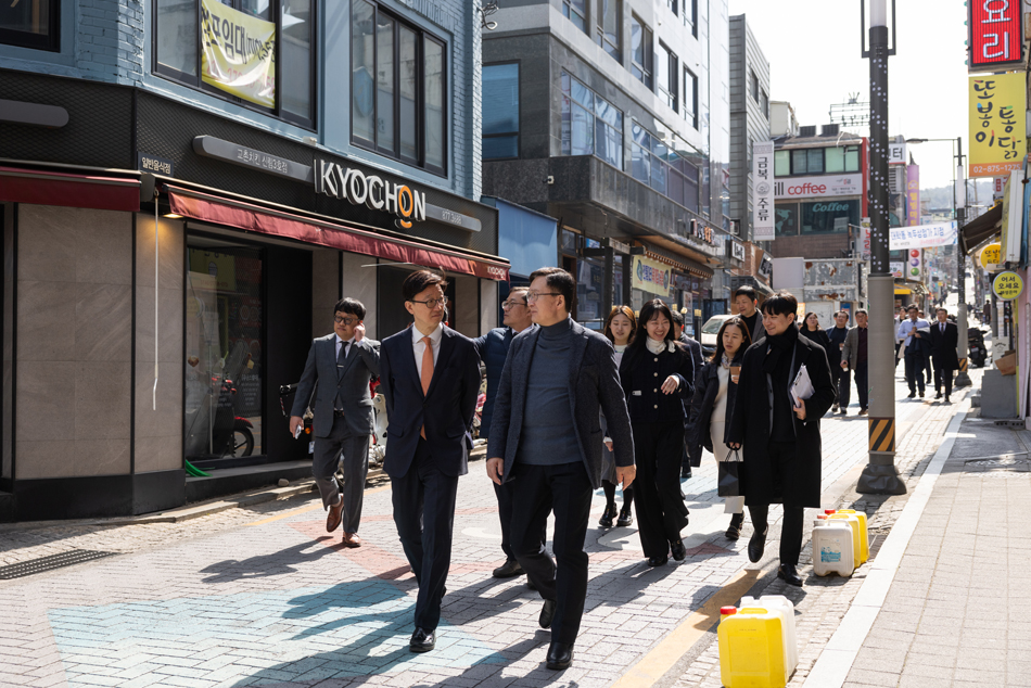 대학동에서 하차해 이야기를 나누며 각자 식당으로 향하는 유홍림 총장과 교직원들