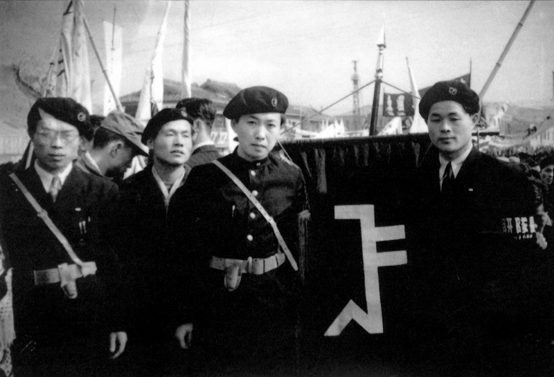 서울대학교 학도호국단 가두행진, 김후란 동문 기증, 1953, 한국전쟁 중 부산 광복동 거리에서 교기를 들고 행진하는 학생들 모습이다.