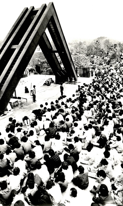 정문 앞 시위, 1980. 5.