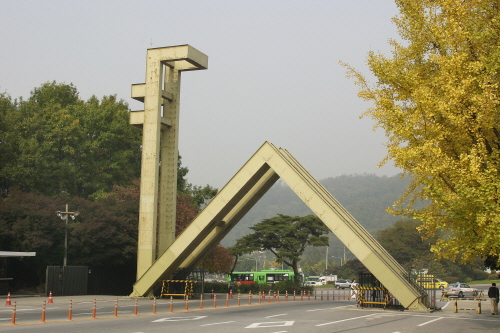 은회색으로 도색되기 이전 2000년대 중반의 정문