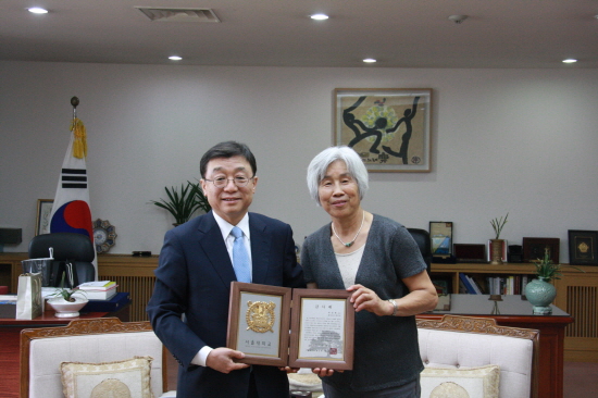오연천 총장과 곽명혜 교수