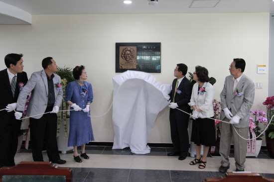 부조상 제막중인 오연천 총장과 손장순 선생