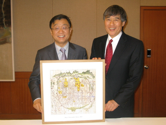 오연천 총장과 Wallace D. Loh 총장