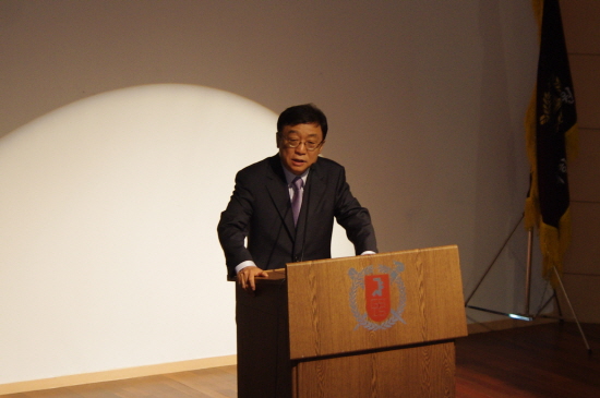 격려사하는 오연천 총장