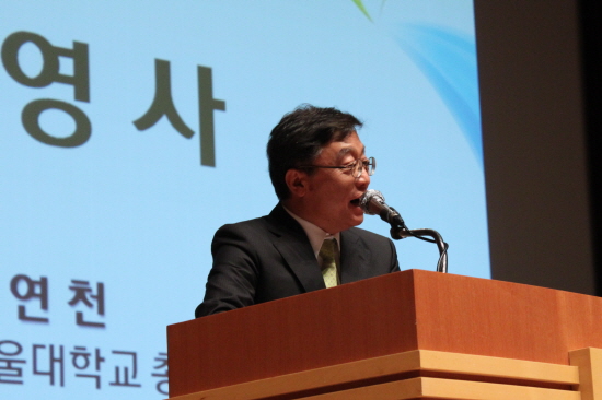 축사하는 오연천 총장