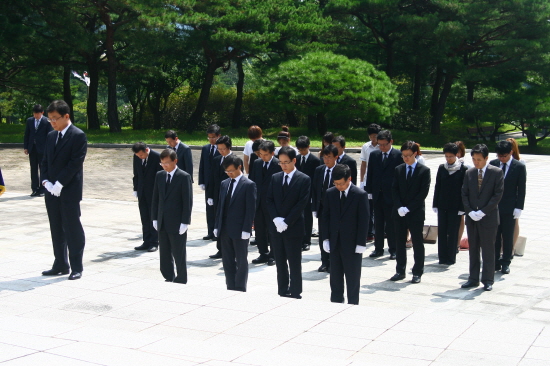참배중인 서울대학교 보직자 일동