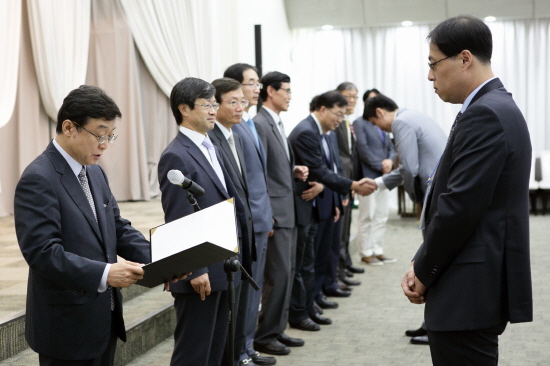 임명장 수여중인 오연천 총장
