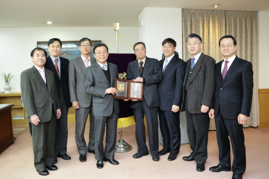 오연천 총장과 현재선 명예교수 일행