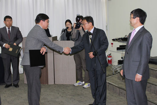 임명장 수여중인 오연천 총장