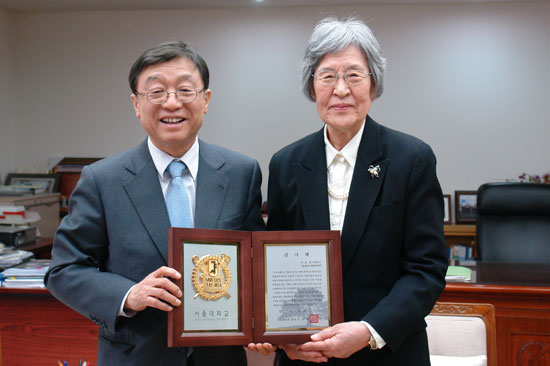 오연천 총장과 이순원 명예교수