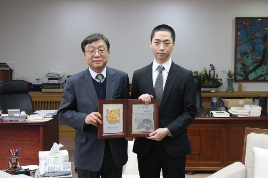 오연천 총장과 故 이성형 교수 유가족 대표