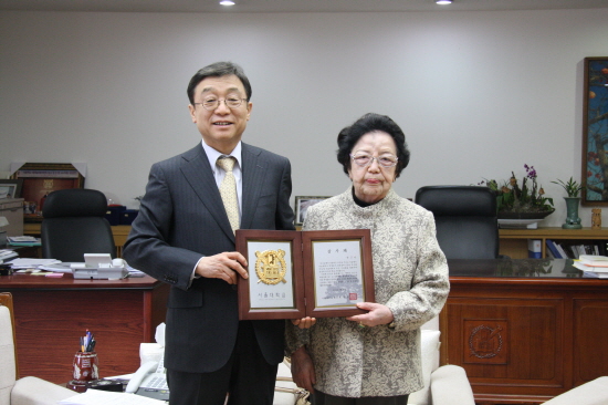 오연천 총장과 유근순 여사