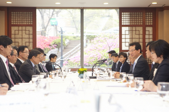 간담회장의 오연천 총장과 서남수 장관