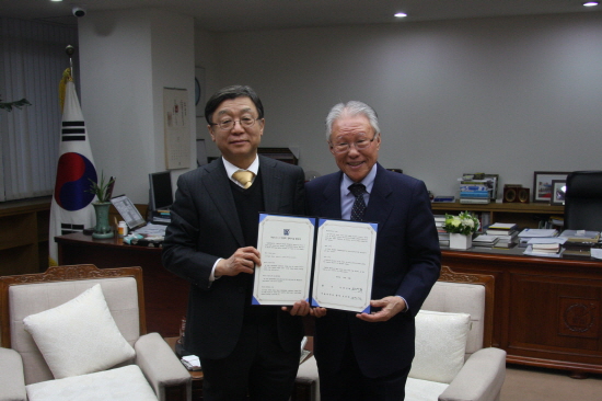 오연천 총장과 한상복 명예교수