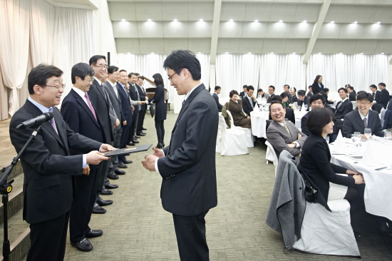 임명장 수여중인 오연천 총장