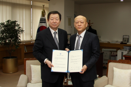 성낙인 총장과 정재민 교수