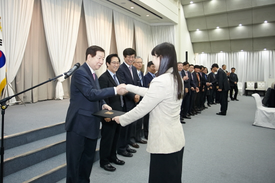 임명장 수여중인 성낙인 총장