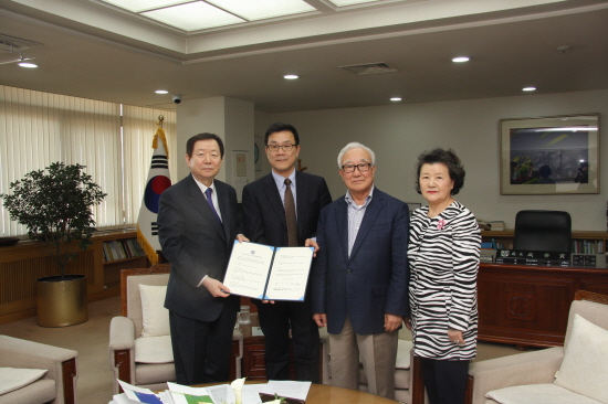 성낙인 총장과 이병서 동문 가족