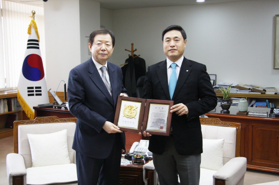 성낙인 총장과 조현식 사장