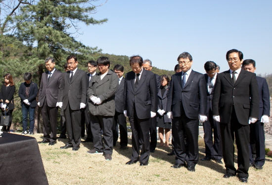 묵념하는 성낙인 총장과 보직자들