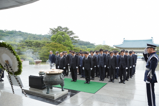 참배하는 성낙인 총장과 보직자들