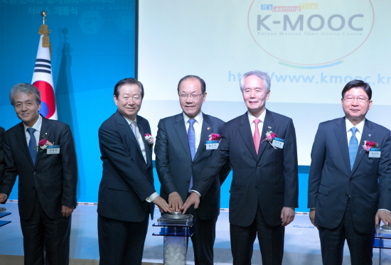 K-MOOC 개통 버튼을 누르는 성낙인 총장