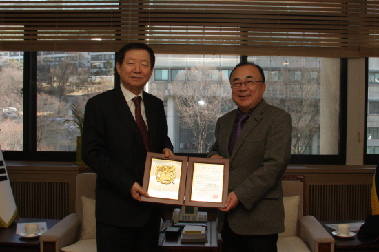 성낙인 총장과 박용호 교수