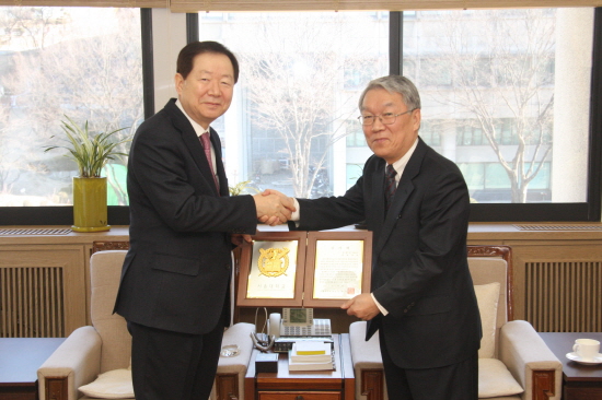 성낙인 총장과 심창구 명예교수