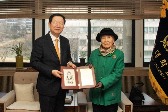 성낙인 총장과 신혜순 동문