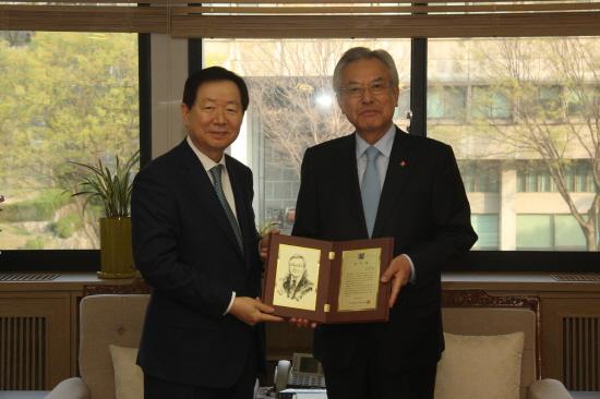 성낙인 총장과 신정택 회장