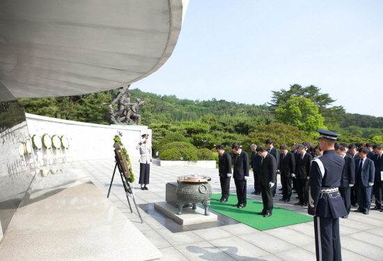 참배하는 성낙인 총장과 보직자들