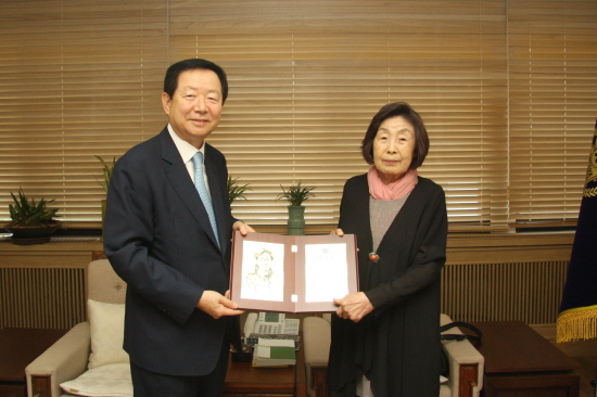 성낙인 총장과 이은옥 명예교수