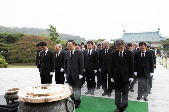 참배하는 오세정 총장과 보직자들