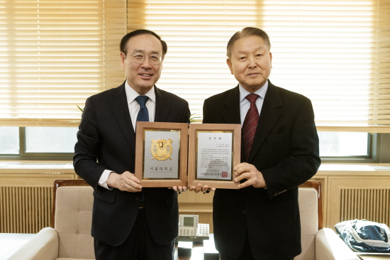 오세정 총장과 이강홍 크로바상사 회장