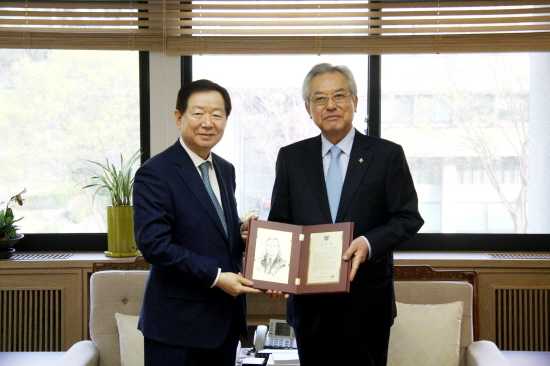 성낙인 총장과 세운철강 신정택 회장