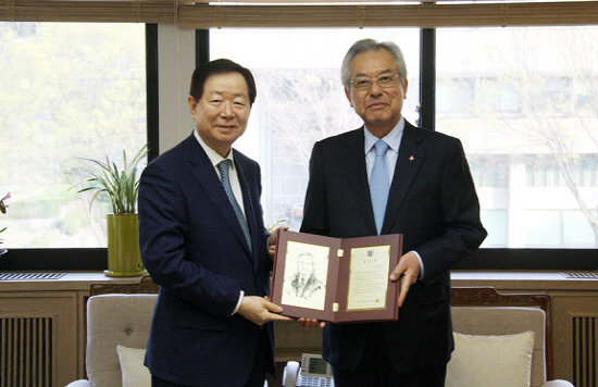 성낙인 총장과 신정택 회장